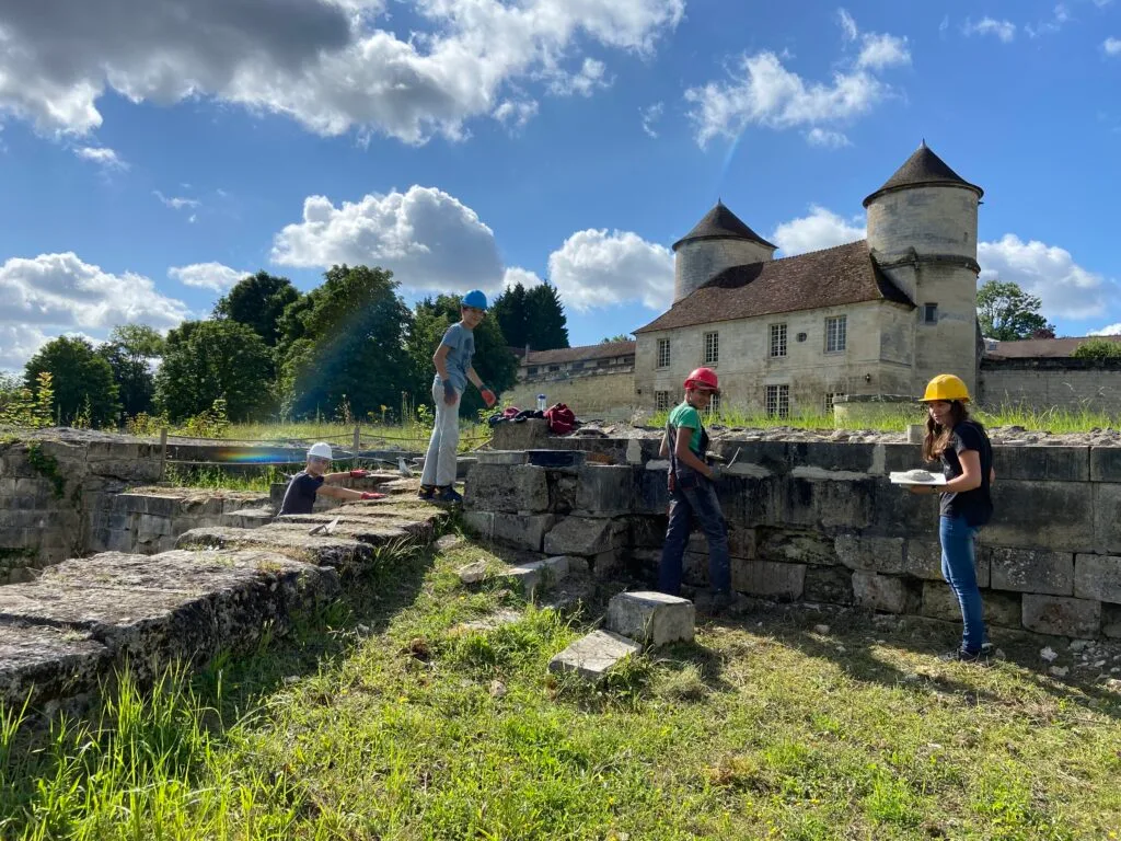 2021 chantier de jeune été château maçonnerie et arc en ciel (110)
